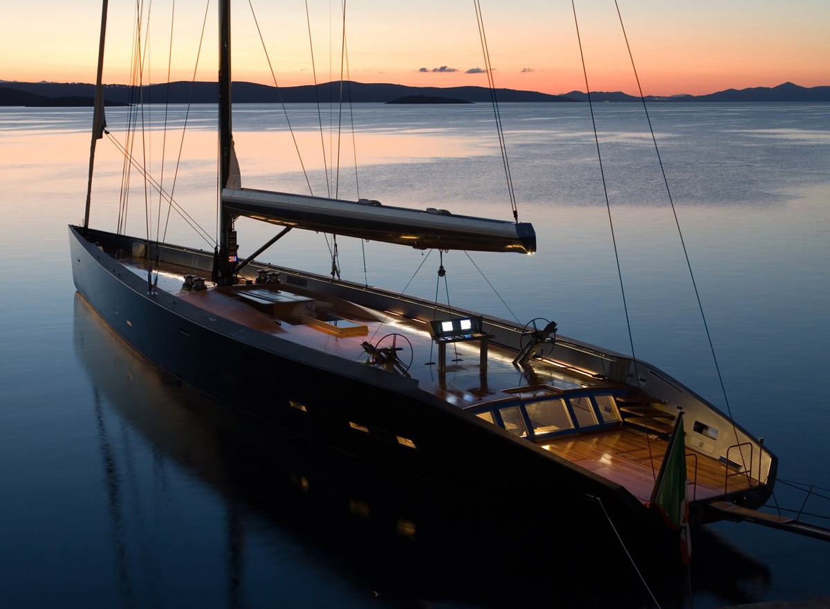 luxuriöses Segelboot Wally - Gilles Martin Raget bei Sonnenuntergang auf dem Wasser