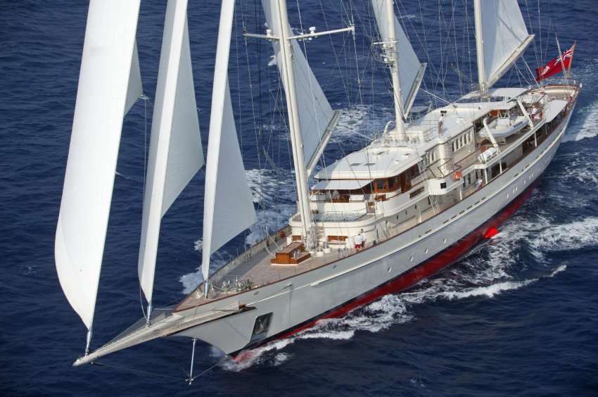 luxuriöses Segelboot Athena im Wasser