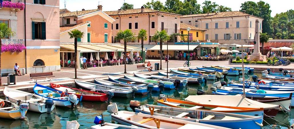 Hafen des Dorfs Bardolino am Gardasee