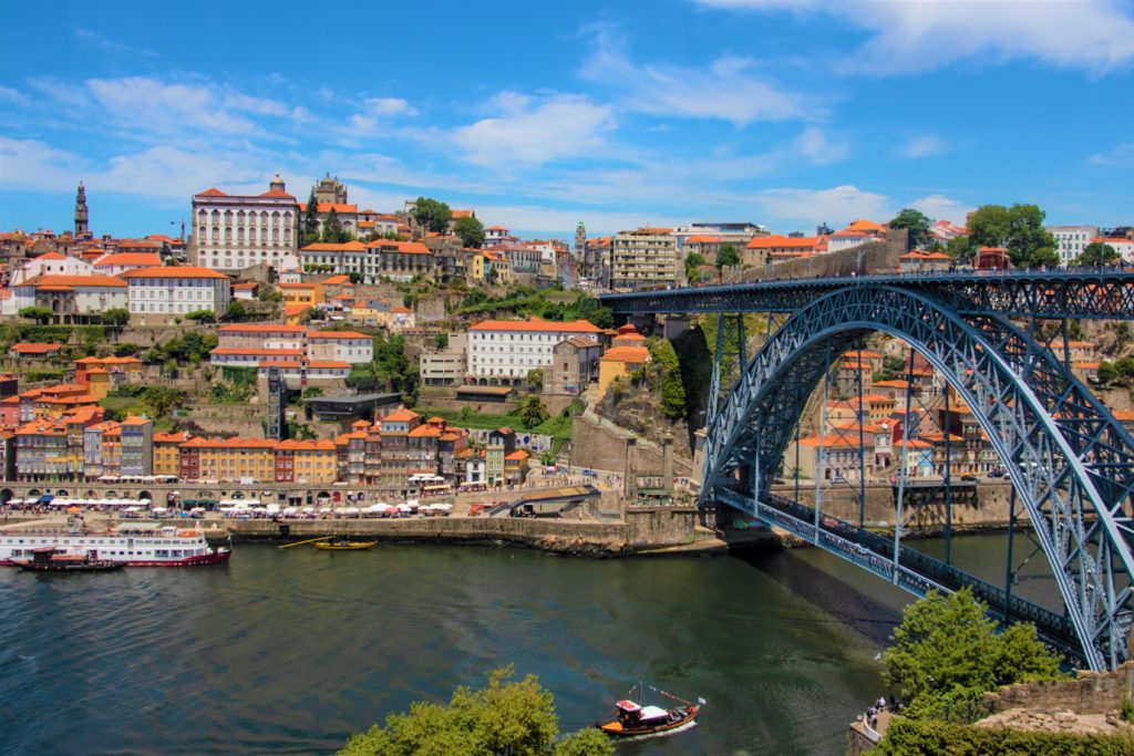 Blick über den Douro auf Porto mit der Brücke Dom Luís I