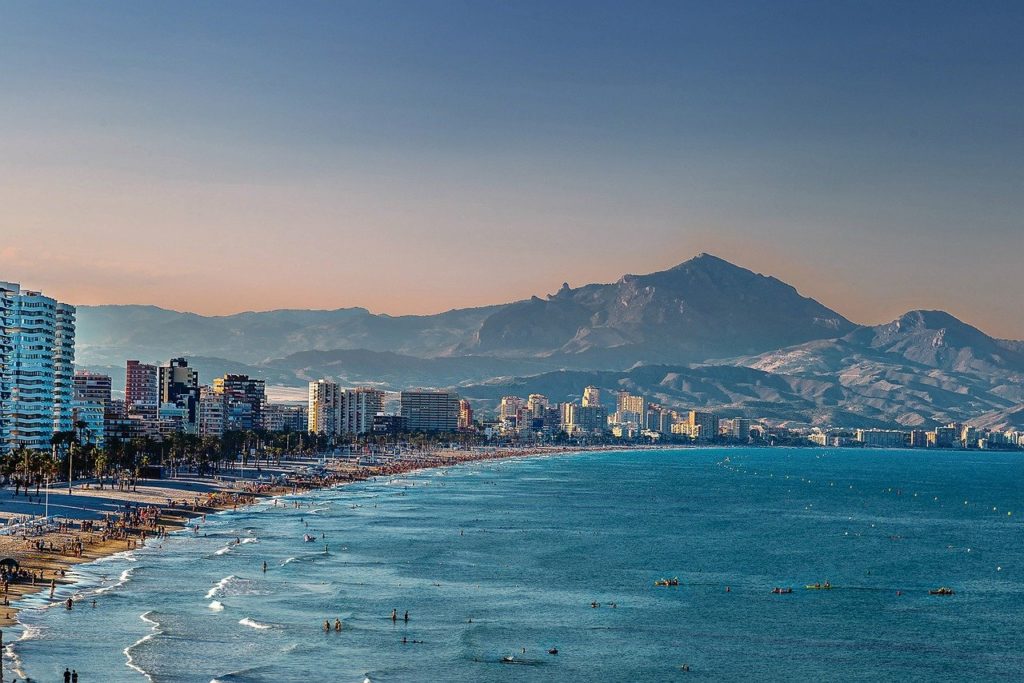 Blick auf den Strand und das Meer von Alicante