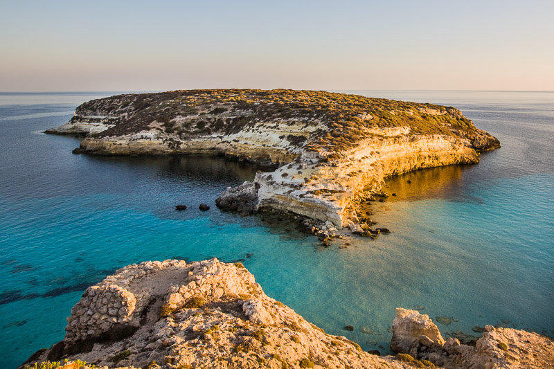 Blick auf die Insel Lampedusa bei Sonnenuntergang