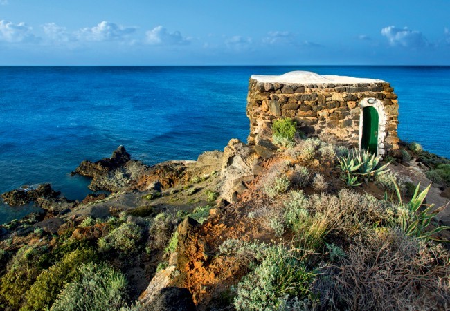 Blick von der Küste auf Pantelleria auf das Meer