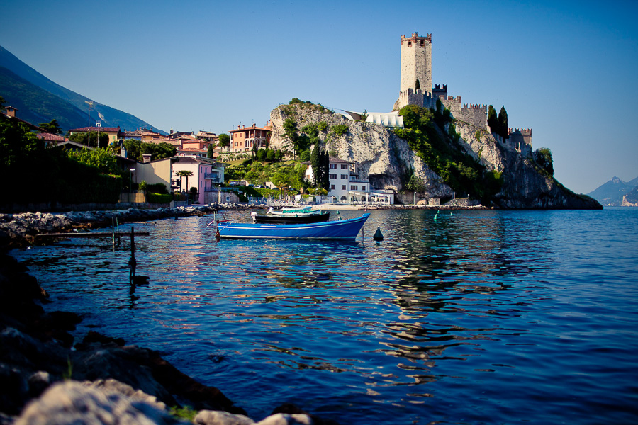 Blick auf die Burg Castello Scaligero am Gardasee