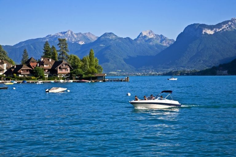 Boot auf einem See mit Bergen im Hintergrund