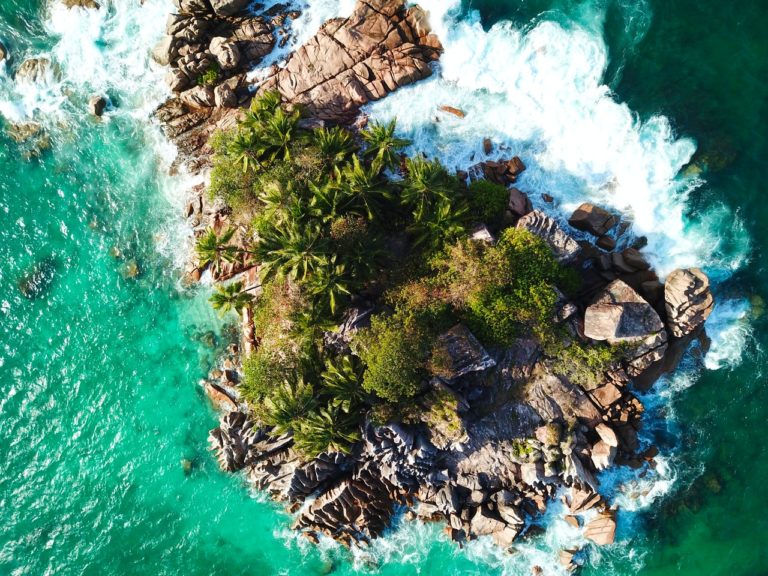 Draufsicht auf eine Insel der Seychellen aus der Vogelperspektive