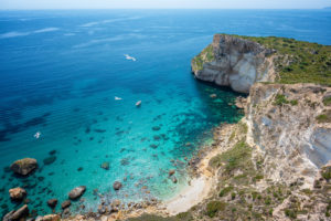 Luftblick auf die Küste mit klarem türkisfarbenem Meer - Cagliari, Sardinien, Sella del Diavolo.