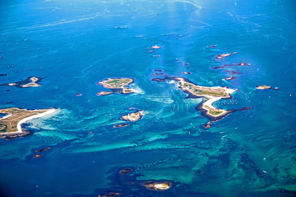 Blick auf die Glénan-Inseln aus der Vogelperspektive