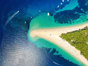Luftbild des Strandes von Zlatni rat in Bol, Insel Brac, Kroatien