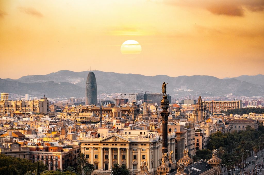 Blick auf die Stadt Barcelona bei Sonnenuntergang
