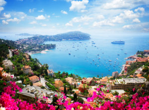 Landschaft an der Riviera Küste, türkises Wasser, Blumen und blauer Himmel der Cote d'Azur im Sommer, Frankreich