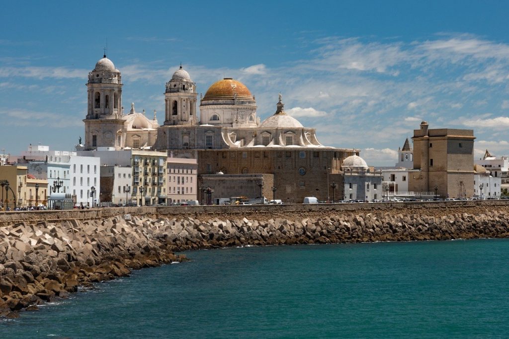 Blick auf die Stadt ﻿Cádiz und seine Kathedralen und Türme