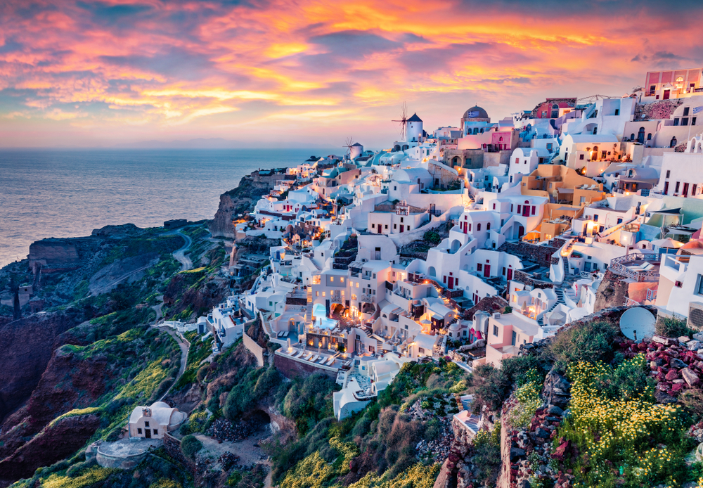 Erstaunlicher Abend-Blick auf die Insel Santorini. Herrlicher Sommersonnenuntergang auf dem berühmten griechischen Ferienort Oia, Griechenland, Europa. Fantastische Seeküste des Mittelmeers.