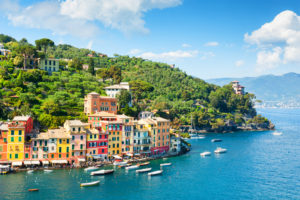 Schöne Meeresküste mit bunten Häusern in Portofino, Italien. Sommerlandschaft