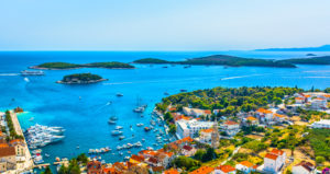 Panoramablick aus der Luft auf die Paklinski Inseln vor der Stadt Hvar, Kroatien, berühmte europäische Reiseziele.