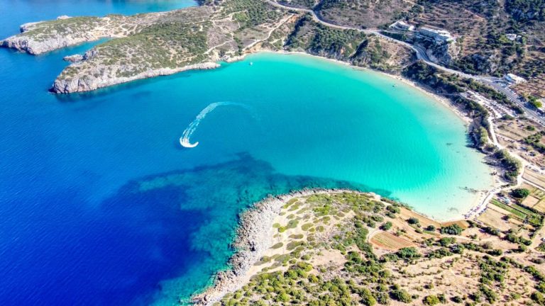 Die Bucht von Agios Sostis aus der Vogelperspektive: türkisblaues Wasser und wilde Natur.