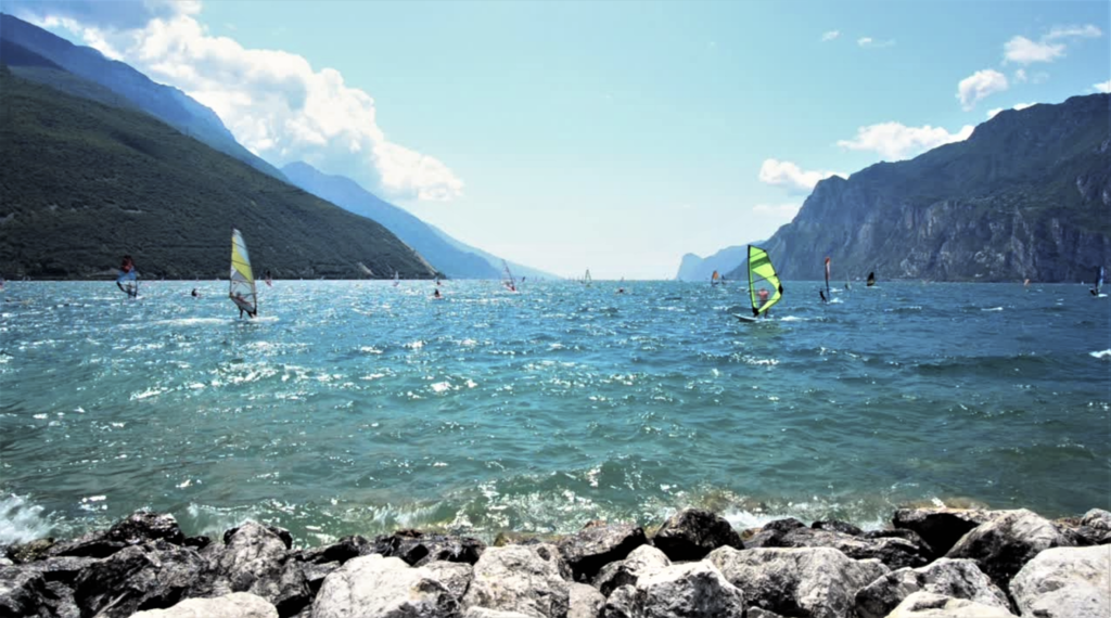  Wassersportler auf dem Wasser: Riva del Garda 