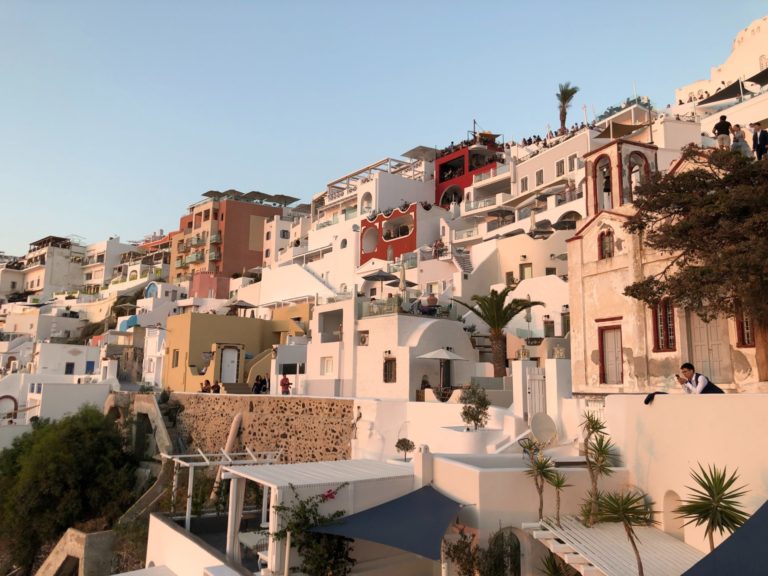 Das Dorf Oia auf Santorini mit seinen weisen Häusern.