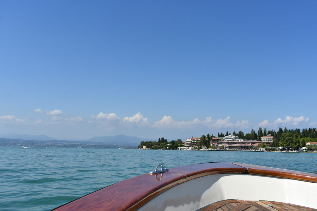 Der Gardasee: See, blauer Himmel und Boot 