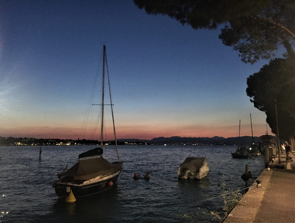 Romantische Stimmung am Abend: Peschiera del Garda - Boote, die zum Sonnenuntergang vor Anker liegen
