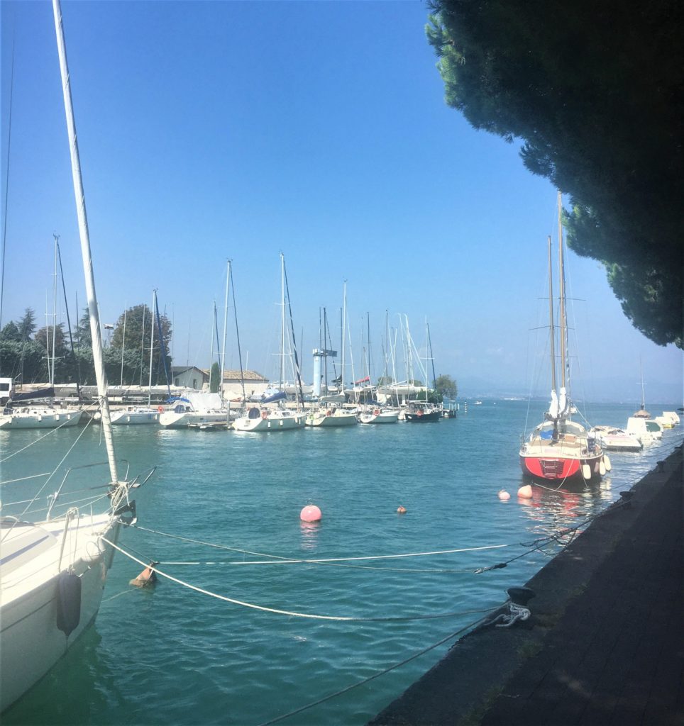 Peschiera del Garda: Segelboote, die auf dem Wasser vor Anker liegen