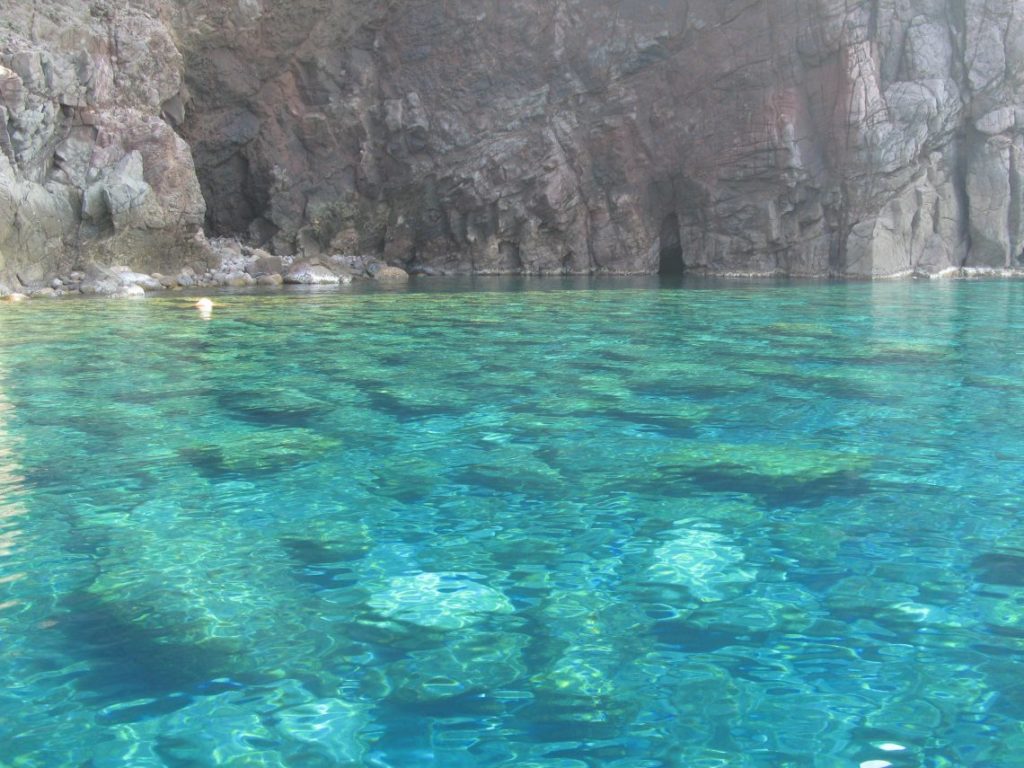 Das kristallklare Wasser in der Cala della Mortola (https://www.visitcapraia.it/la-punta-della-teglia/)