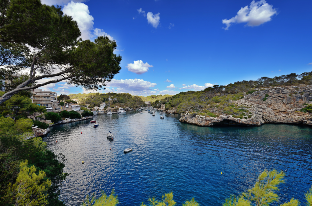 Die Bucht vor Portocolom, zu Bestaunen auf Ihrem Bootsausflug von Cala D'Or bis Porto Cristo