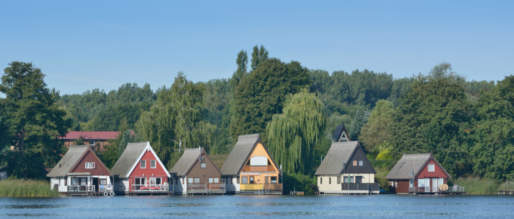 Ein beliebtes Wohn- und Ferienziel - bunte Häuser im Nationalpark an der Müritz