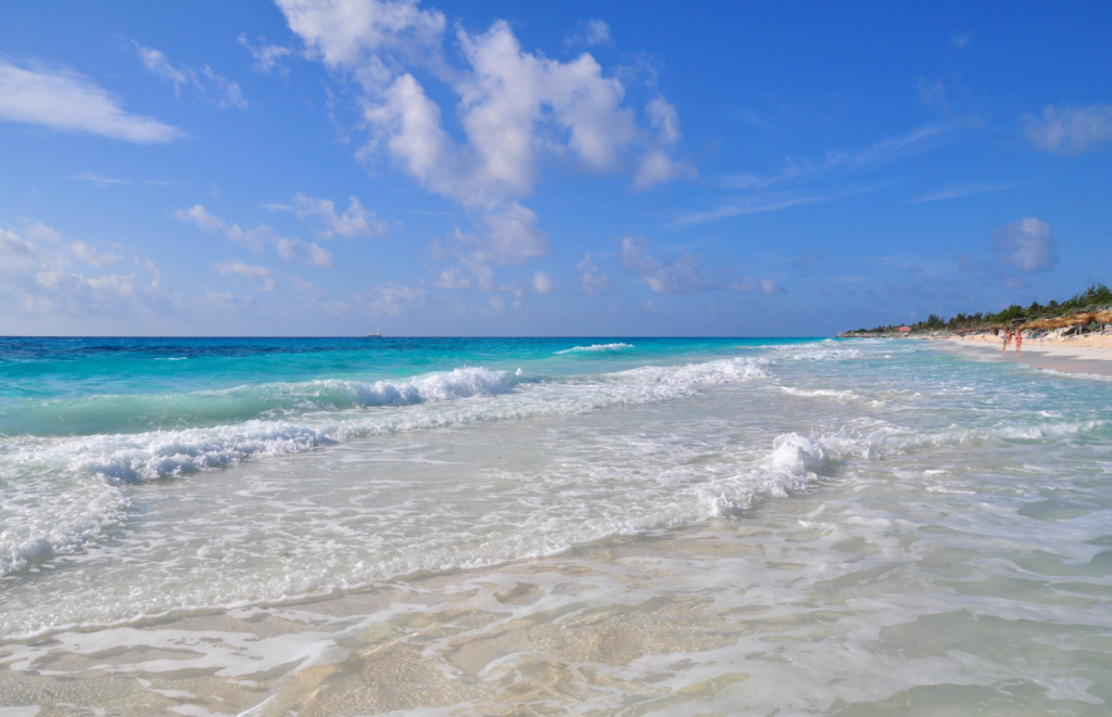 Einfach traumhaft schön: das türkisfarbene Wasser und der weiße Sand - alles erlebbar mit einem Kuba-Charter
