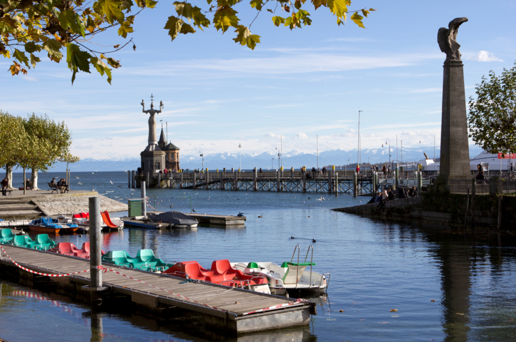 Der Hafen von Konstanz mit der berühmten Imperia-Statue hinten links