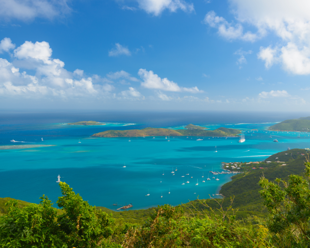 Die Britischen Jungferninseln in der Karibik aus der Ferne - Perfekt für einen Segeltörn um die Britischen Jungferninseln