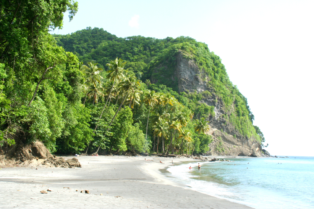 Paradiesische Bucht Couleuvre mit breitem Strand, steilen Klippen und atemberaubender tropischer Natur.