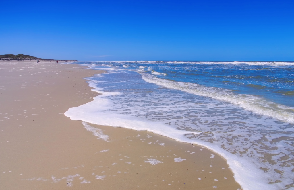 Der Strand auf Langeoog. Genießen Sie das Rauschen des Meers bei einem Tagestörn in der Nordsee