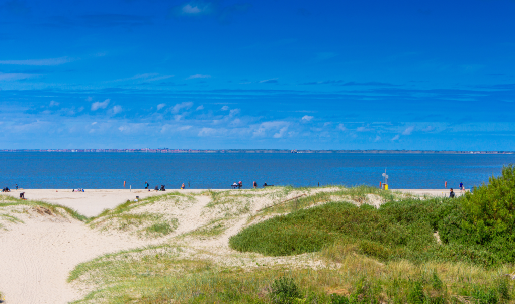 Strand von Bensersiel, ein super Ziel für einen Tagestörn in der Nordsee