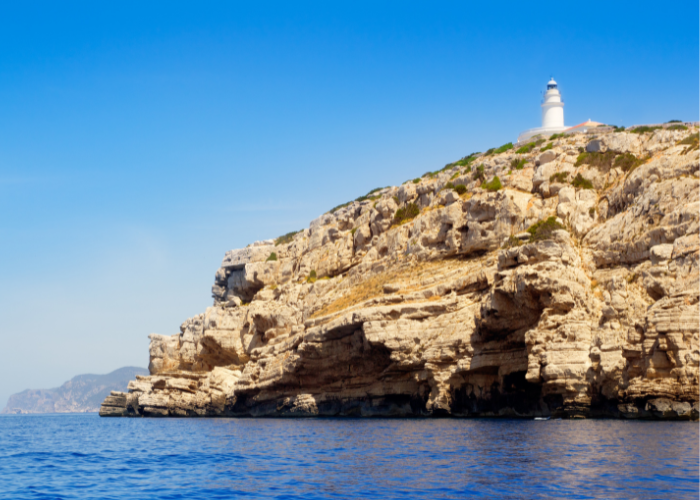 Bild der Steilen Klippen von S’Olleta, Ibiza, - Einer der spektakulärsten und  besten Ankerplätze Ibizas