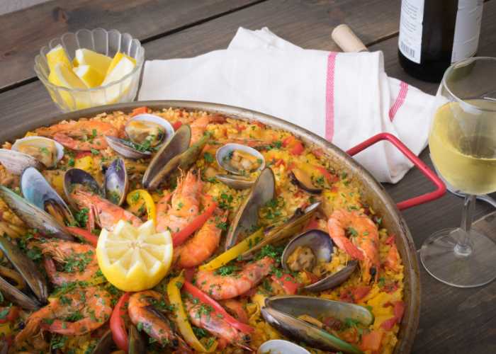 Bild einer Paella Pfanne - eines der kulinarischen Highlights Ibizas