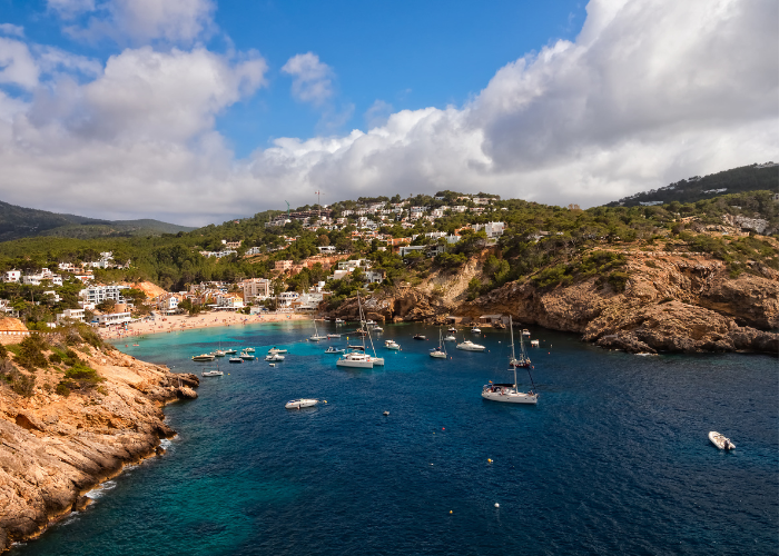 Die wunderschöne Bucht "Cala Vadella, auf Ibiza" - Wahrlich einer der besten Ankerplätze Ibizas