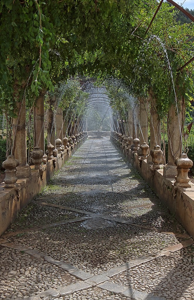 Bick auf den Fontainentunnel, eine der besonderen Sehenswürdigkeiten im Norden Mallorcas. 