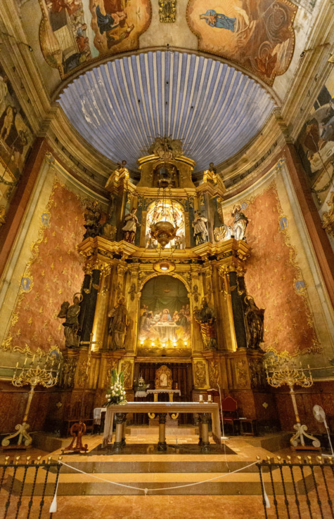 Der prächtige Altar der gotischen Kirche Nostra Senyora dels Àngels in Pollenca, eine der kulturellen Sehenswürdigkeiten im Norden von Mallorca. 