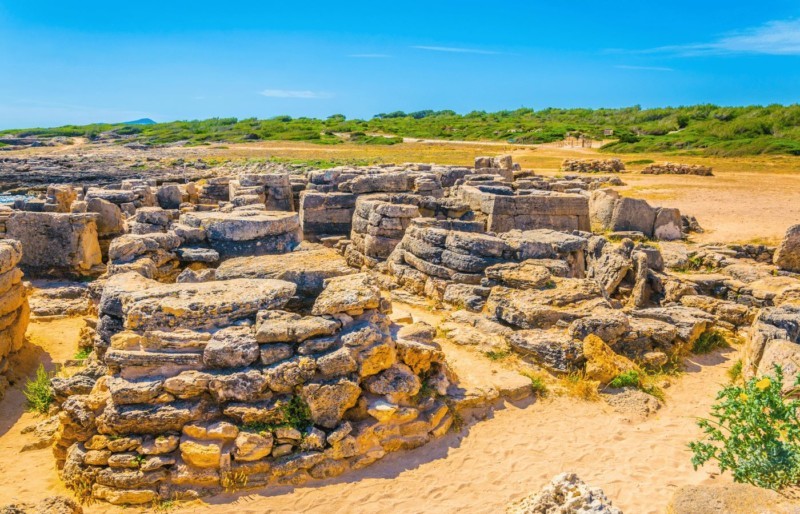 Blick auf die Ruinen der Nekropole von Son Real, einer der historischen Sehenswürdigkeiten im Norden Mallorcas.