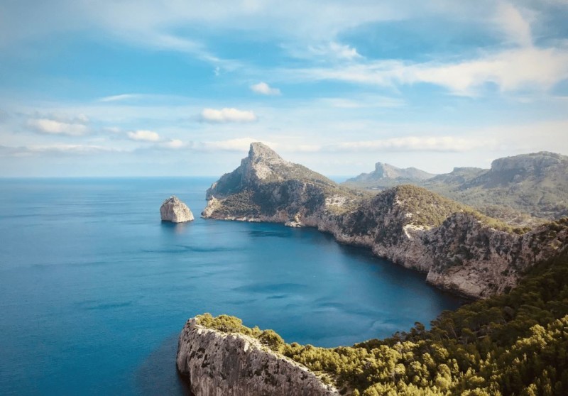 Traumhafte Aussicht auf die Felsformation Es Colomer und die steilen Kippen, die diese umrangen. Eine der schönsten Sehenswürdigkeiten im Norden Mallorcas.