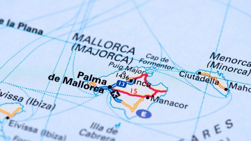Das Traumparadies im Mittelmeer - Mallorca. Bild des Urisses der Insel auf einer Landkarte.