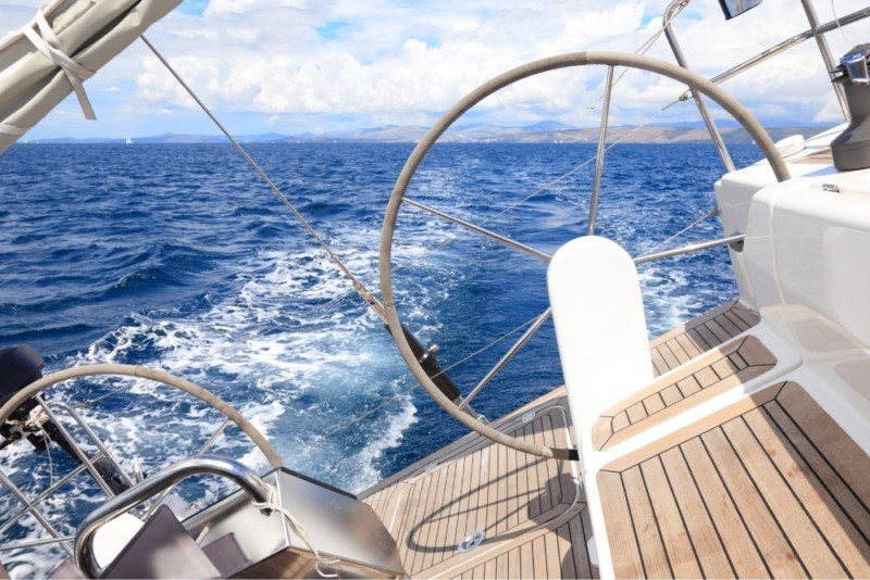 Wankendes_Segelboot_auf_dem_Meer