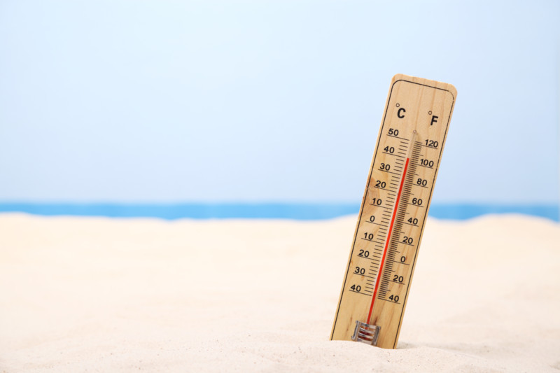 Ein Thermometer im Sand