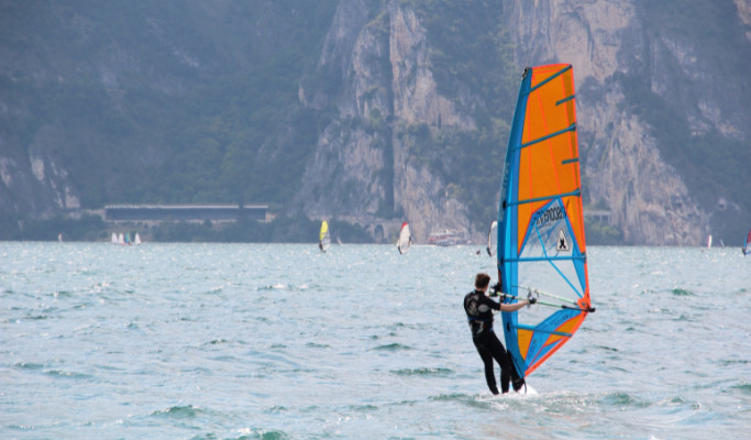 Wassersport am Gardasee – die beliebtesten Sportarten