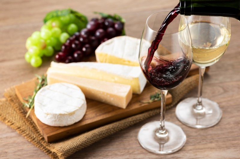 Genießen Sie klassische Weinsorten vom Gardasee gemeinsam mit anderen traditionellen Lebensmitteln, wie z. B. italienischem Käse von hier