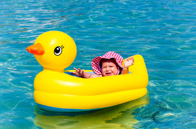 Baby_sitzt_in_Schwimmring