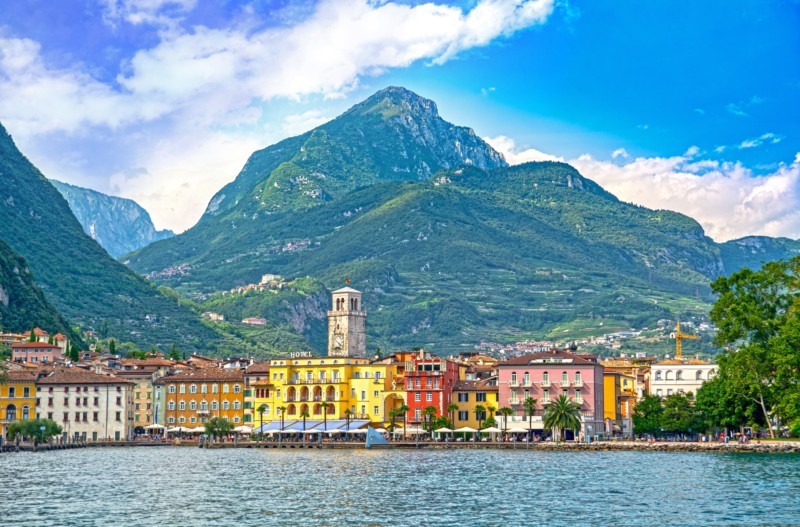Bewundern Sie hier den Architekturstil „Palazzi“, der noch aus der Zeit der Venezianischen Herrschaft stammt – hier z. B. anhand der Stadtburg „Rocca die Riva“ aus dem 12. Jahrhundert