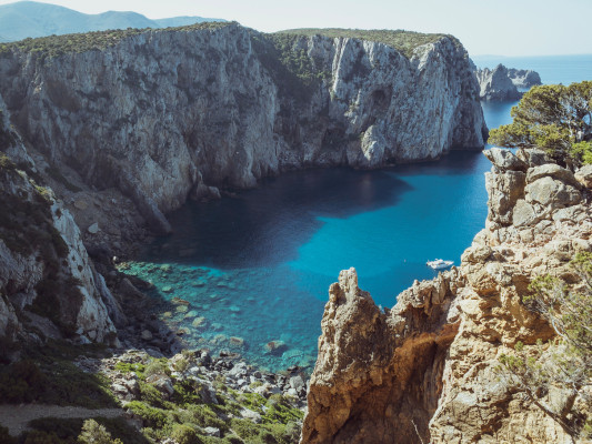 Steilklippen an der Westküste Sardiniens