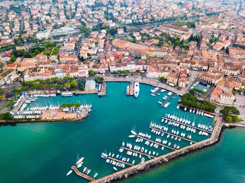 Der Yachthafen von Desenzano del Garda, Italien